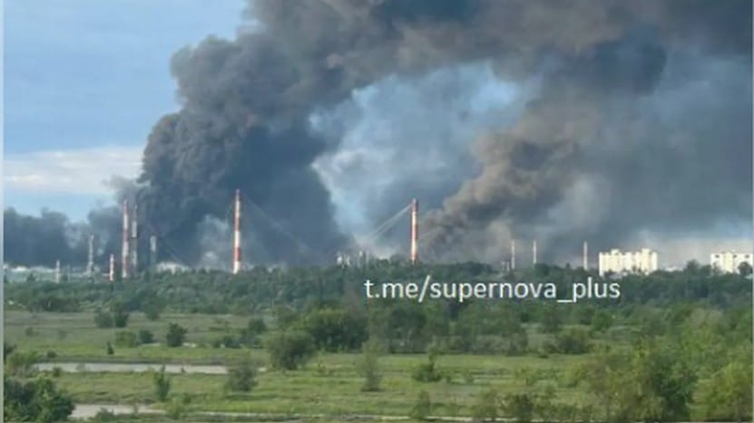 Rafinăria de petrol din Saratov, din Rusia, în flăcări după un atac cu drone