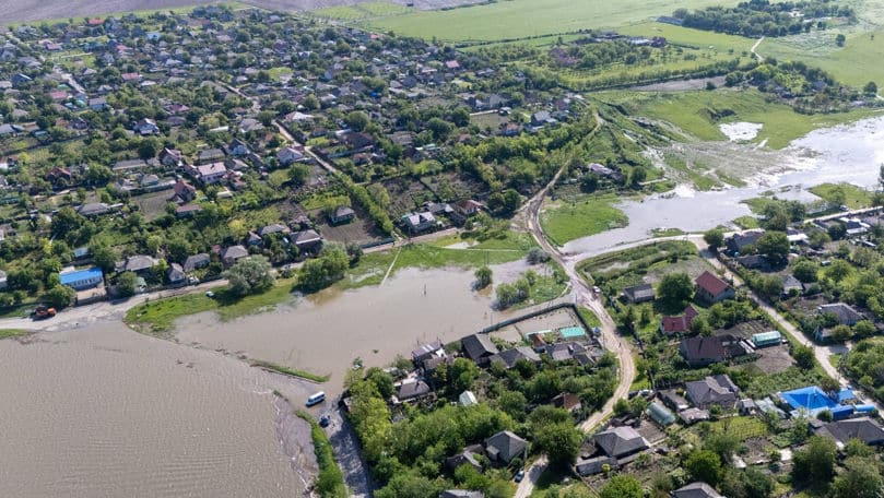 Drumuri și terenuri inundate de apă la Ungheni: Cum arată Lacul Delia după ploi