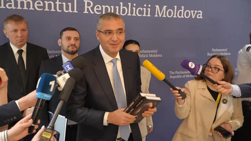 Usatîi le-a adus deputaților cărți: Ca să nu facă mari greșeli în Parlament