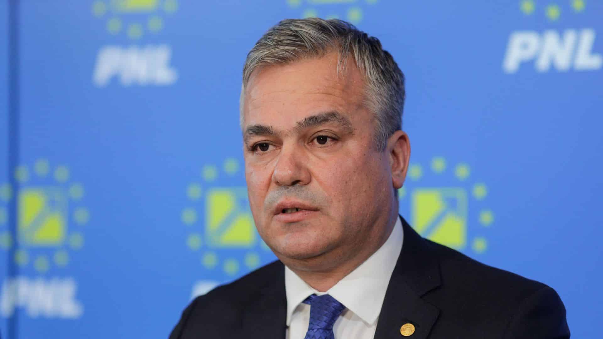 Adrian Veștea refuză să își depună mandatul de premier desemnat al României