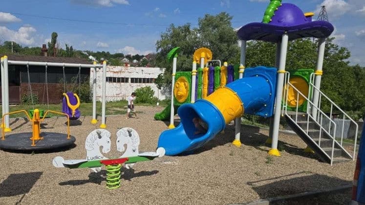 Noi spații de joacă pentru copii, amenajate în mun