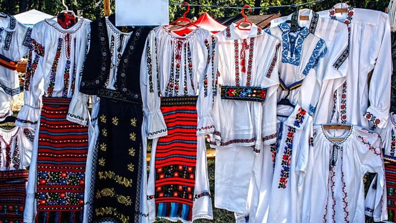 O expoziție dedicată portului popular românesc, organizată la Biblioteca Națională