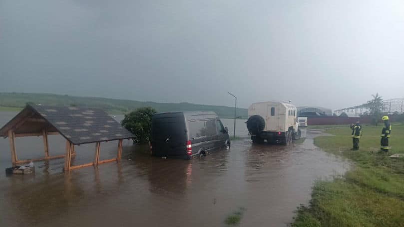 Drumuri distruse și gospodării inundate după viitu