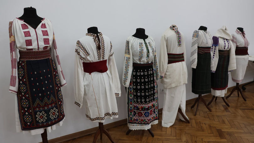 Expoziție dedicată costumului tradițional românesc, deschisă la Biblioteca Națională