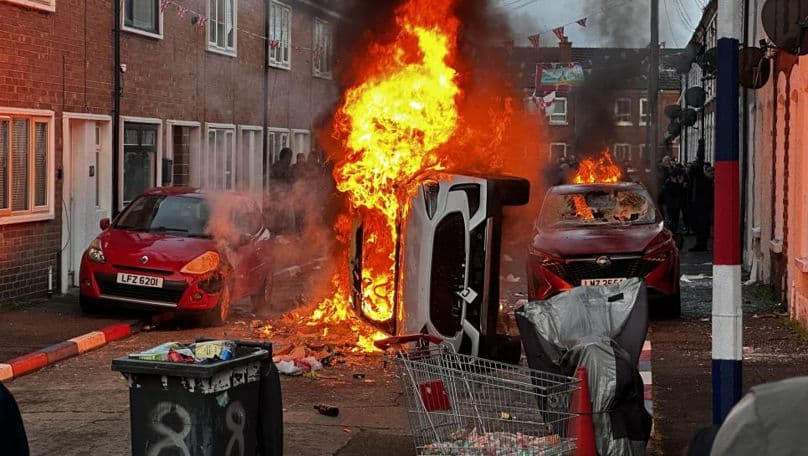 Case și mașini incendiate în Irlanda de Nord după ce un migr
