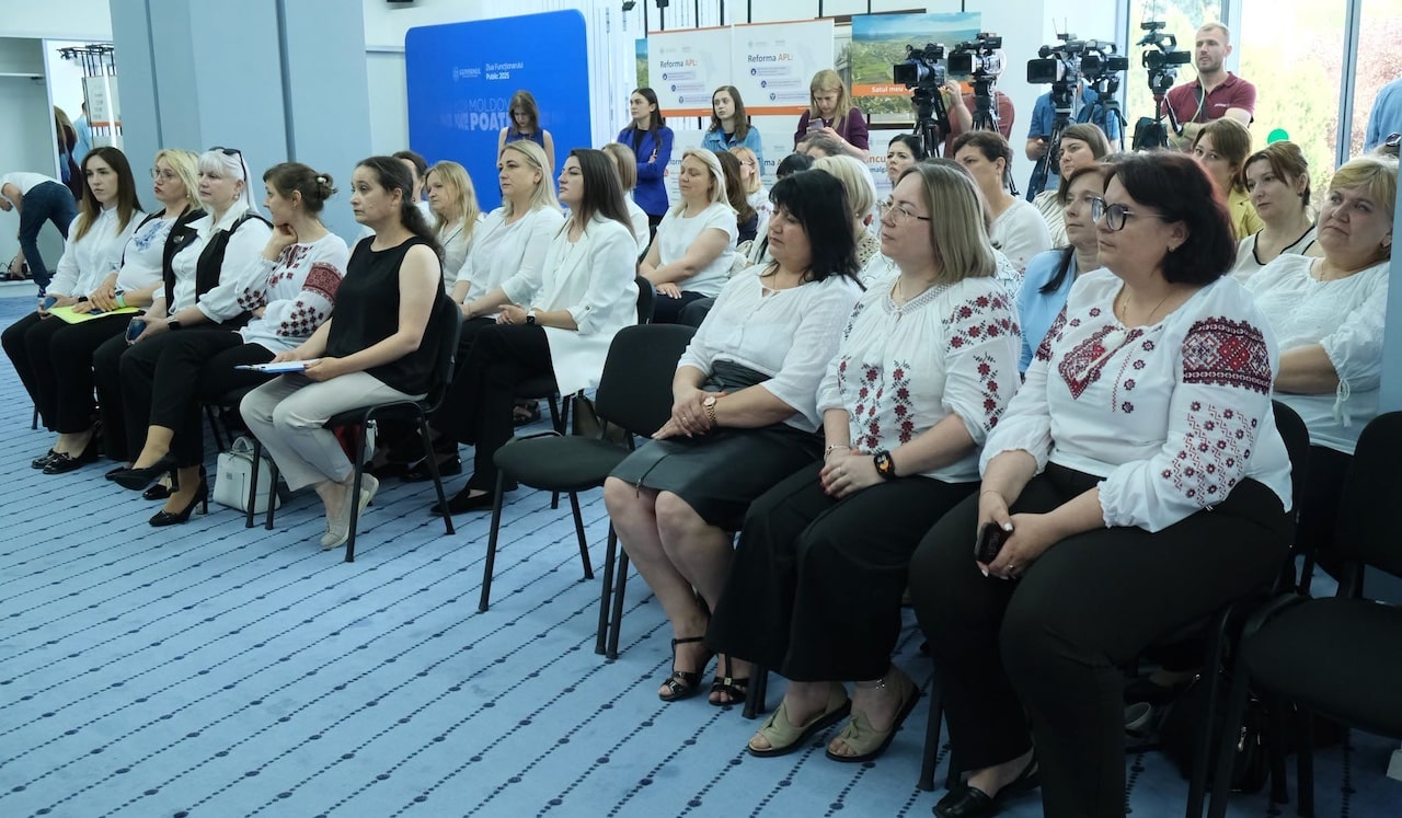 Mai mulți profesori care predau limba română în șc