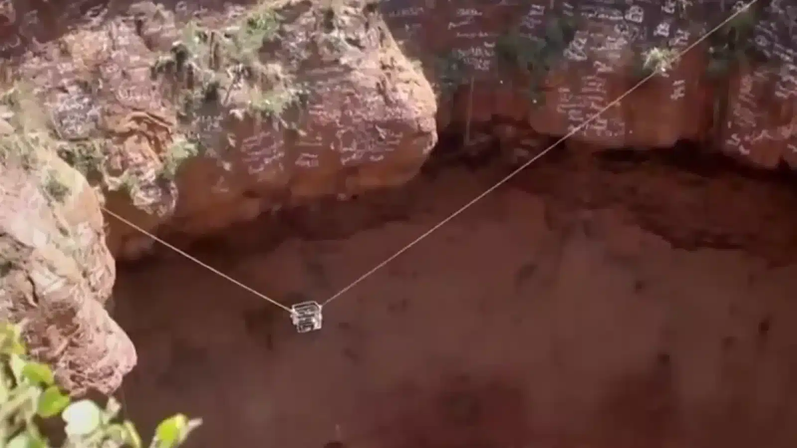 VIDEO Sfârșit tragic pentru „Omul-Păianjen din Yemen”: Imaginile ultimei sale escaladări a unui crater vulcanic fac înconjurul internetului