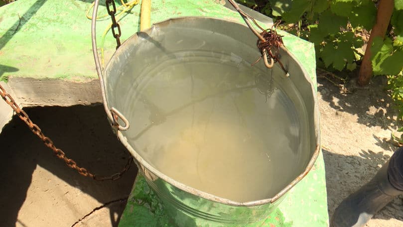 Consecințele ploilor: Fântâni inundate și apă contaminată la