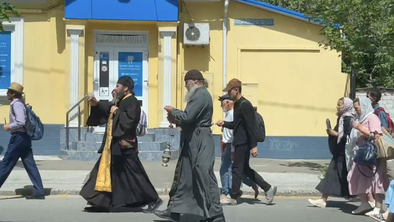 Un preot a stropit strada cu agheasmă după Marșul Pride