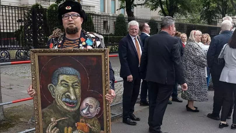Un artist rus care îl ironiza pe Putin a fost ucis în Polonia. Doi belaruși, reținuți