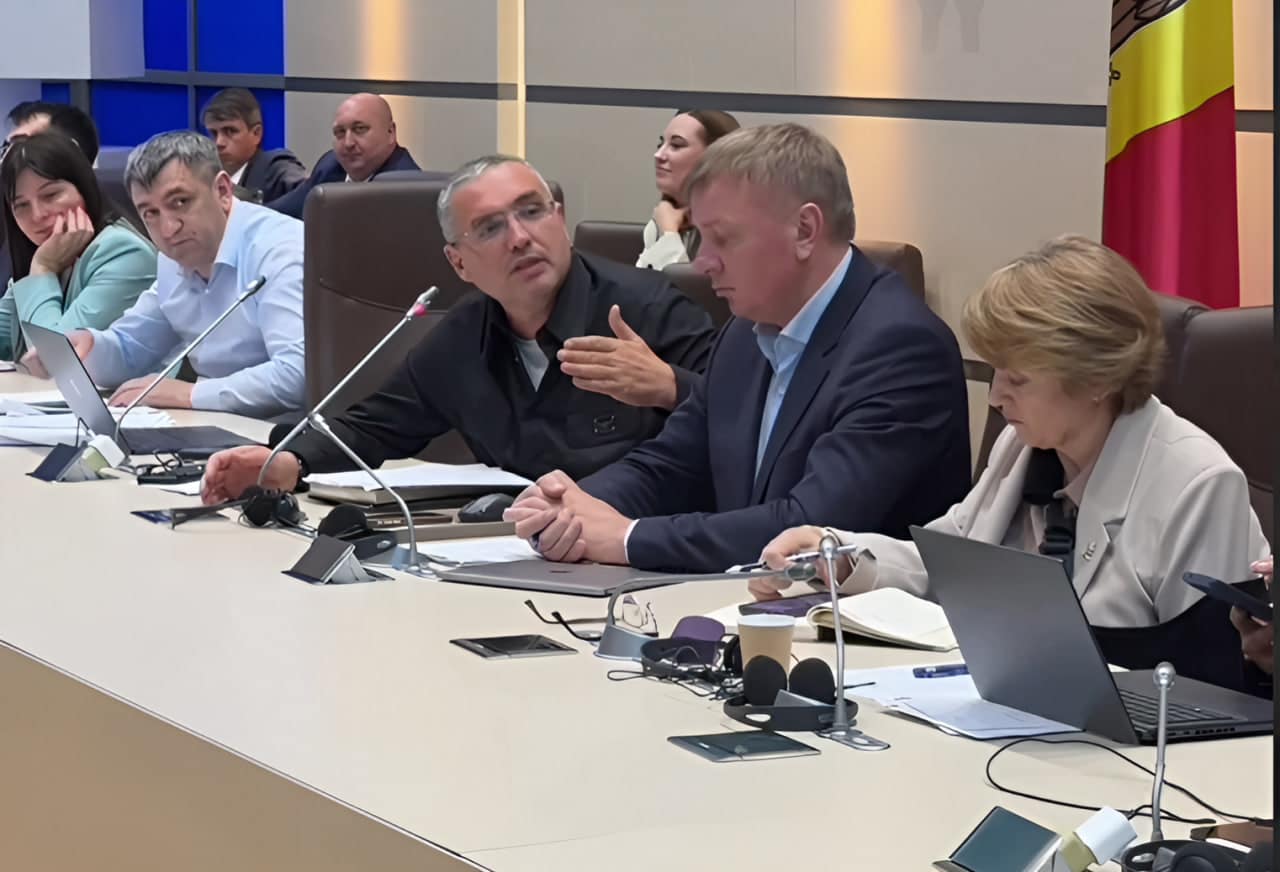 Renato Usatîi: Pentru oamenii simpli, transferurile bancare sunt adesea blocate și verificate. Dar atunci când sute de mii de lei sunt scoase din sistem pentru a fi transmise escrocilor, nimeni nu pare să observe