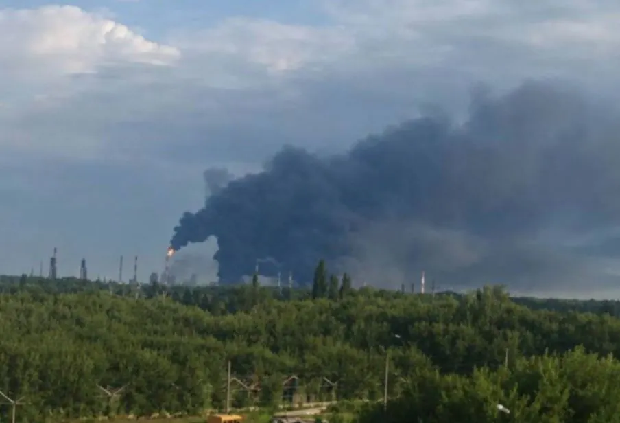 Nicio noapte fără un atac asupra sistemului energetic rusesc. Rafinăria Gazprom din Bașkortostan e în flăcări