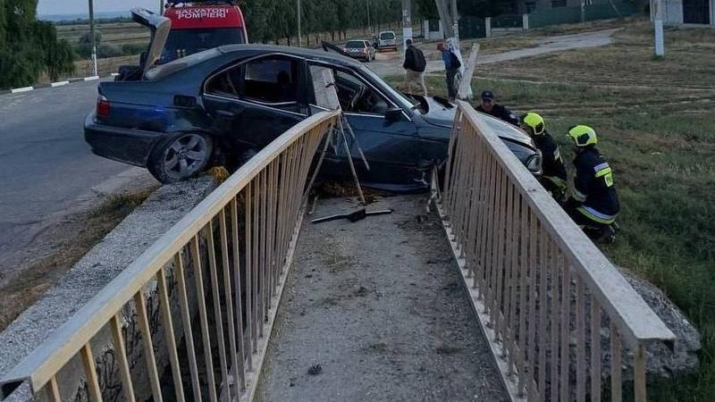 Un tânăr de 18 ani a murit, după ce BMW-ul în care se afla s-a izbit de balustrada unui pod, la Cahul: Șoferul și alt pasager, grav răniți