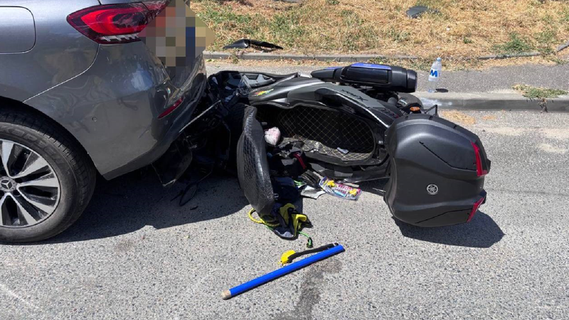 Un motociclist a decedat după ce a fost lovit de un Hyundai și proiectat într-un automobil parcat, în capitală: Șoferița, reținută
