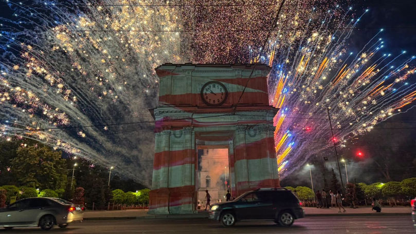Spectacol de artificii în centrul Chișinăului cu ocazia Zilei Independenței SUA