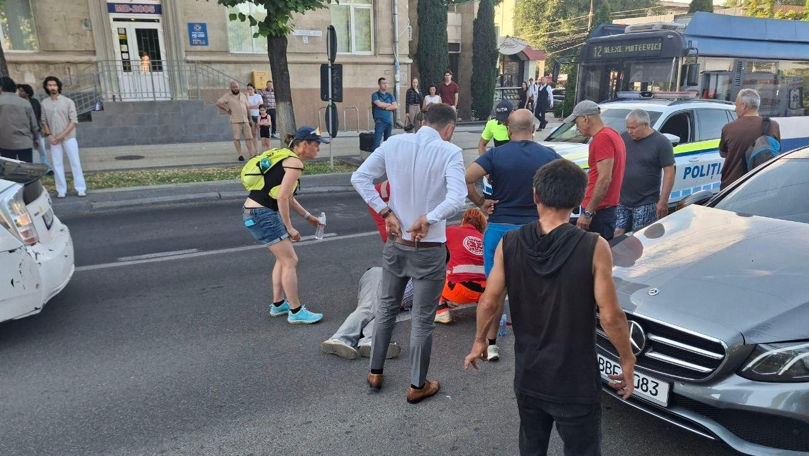 Chișinău: Doi pietoni au ajuns la spital după ce au fost loviți de un automobil