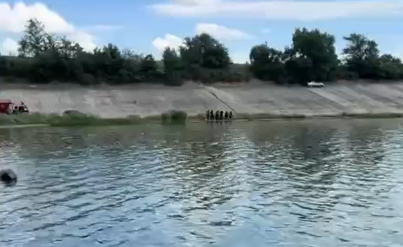 Imagini șocante de la căutările din iazul Dănceni: Oamenii legii au scos din apă un picior de om legat cu o cărămidă