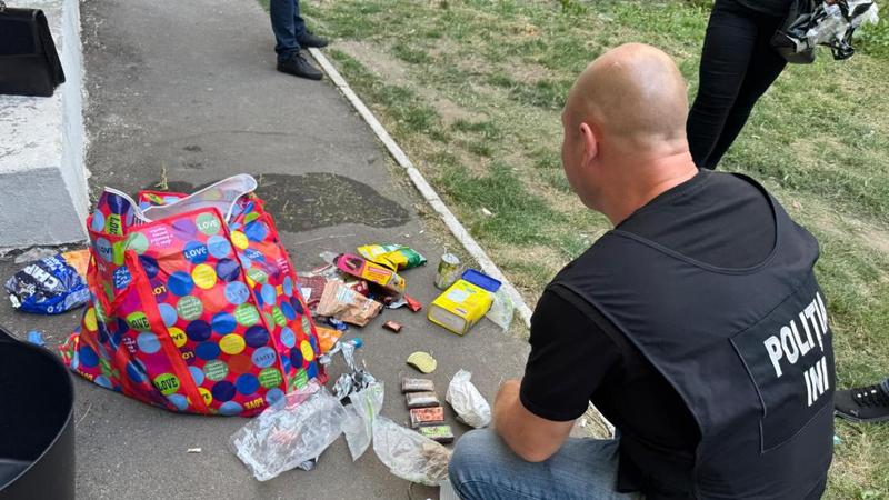 Conserve cu „umplutură” interzisă: Cocaină și hașiș, descoperite într-un colet trimis din Spania. O tânără de 19 ani, care a venit să-l ridice, reținută