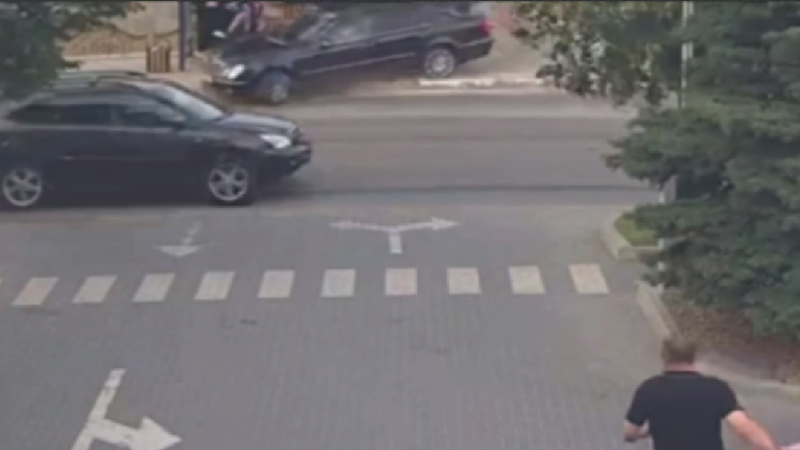 Șoferul care a intrat într-o stație cu oameni la Durlești, căutat de polițiști: Mercedesul a fost găsit și ridicat de Poliție