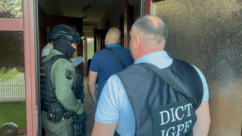 Țigări de contrabandă, ascunse într-un camion cu căpșune. Percheziții în nordul țării