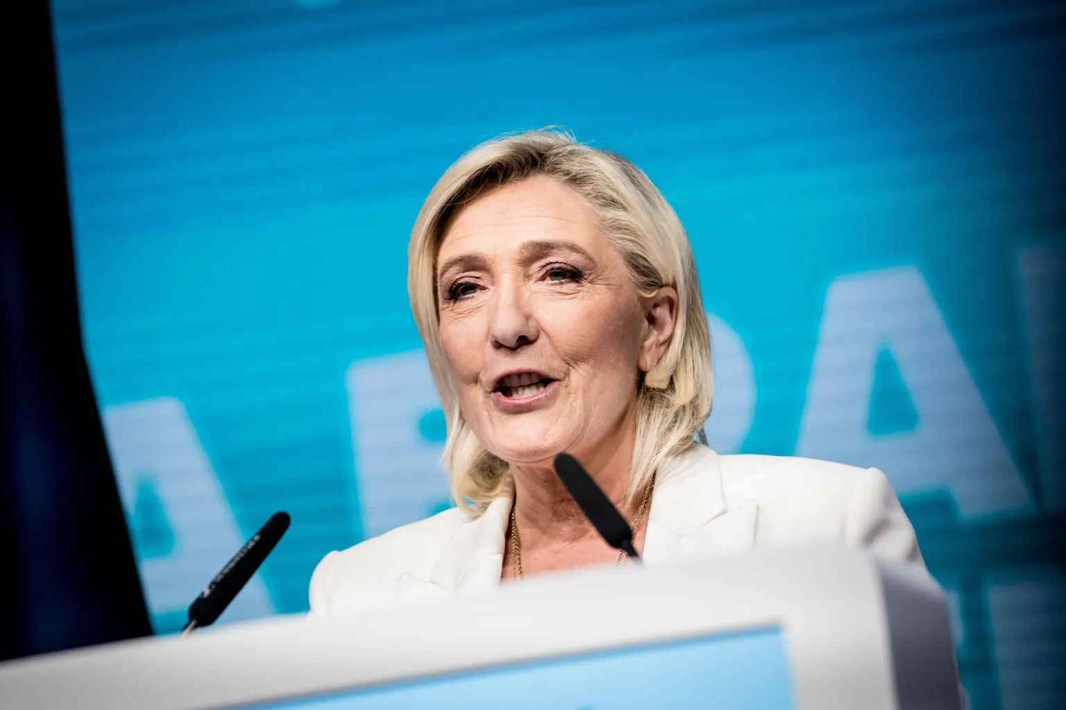 Instanța din Franța îi permite lui Marine Le Pen să candideze la alegerile prezidențiale din 2027, dar îi leagă o brățară de gleznă. Ce înseamnă asta