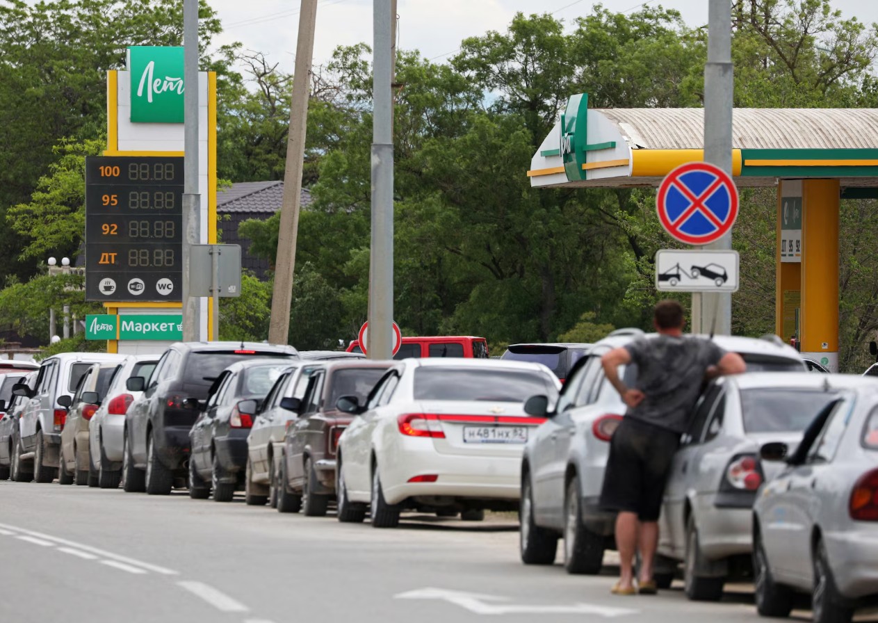 Preţul benzinei explodează în Sevastopol: creştere de 30% într-o săptămână, pe fondul crizei de carburanţi din Crimeea
