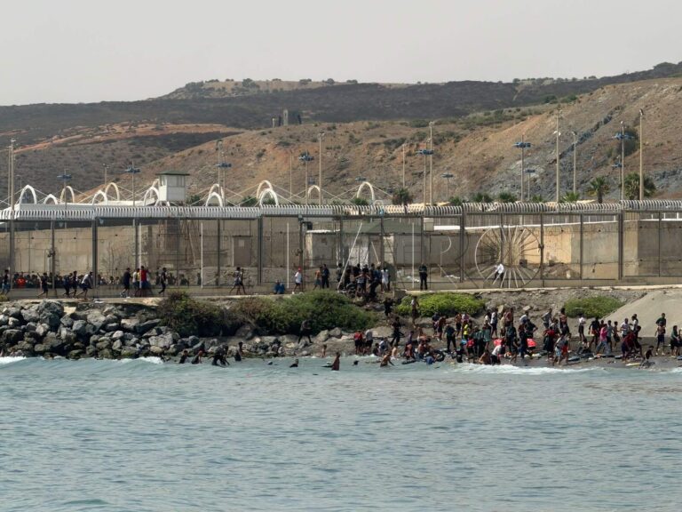 VIDEO | Ceuta, exclava spaniolă din nordul Africii, sufocată de valul de migranți din ultimele zile, cere „stare de urgență națională