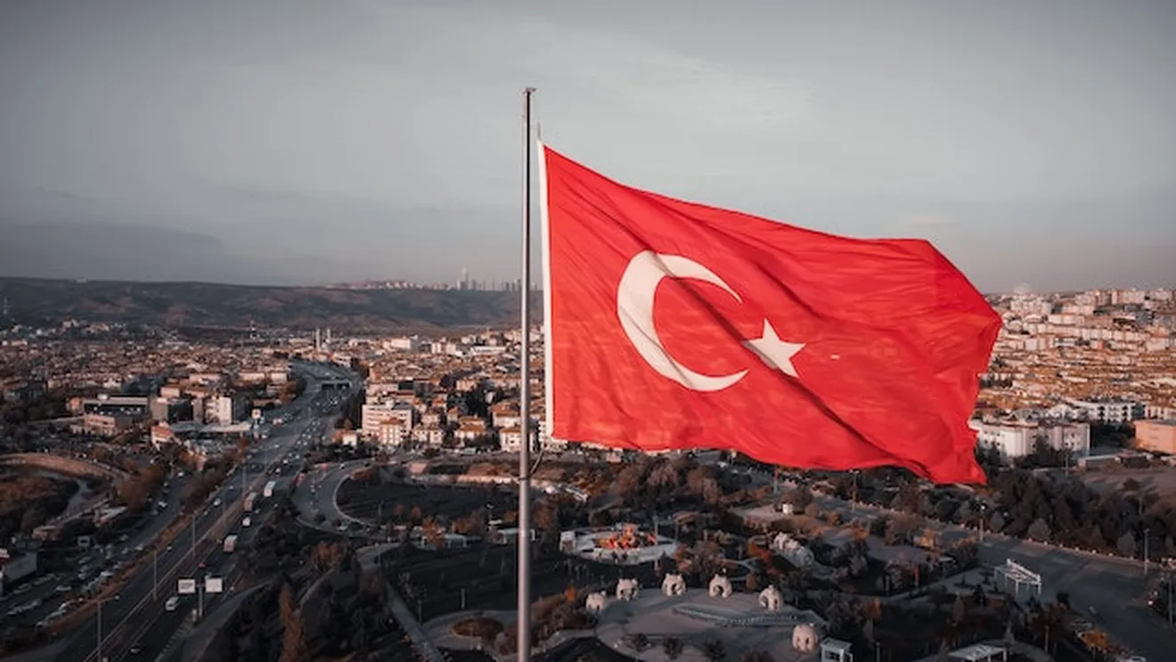 Panouri pe autostradă pentru a masca sărăcia / Turcia ascunde casele dărăpănate înaintea summitului NATO de la Ankara