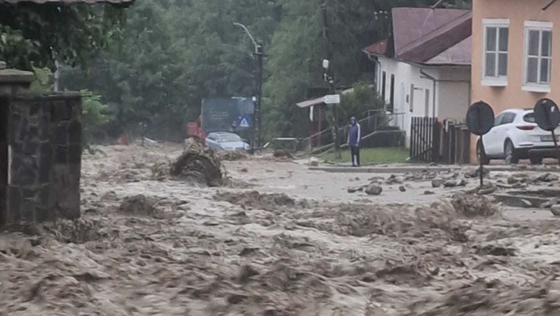 România, lovită de furtuni: Vehicule avariate, copaci smulși și locuințe inundate