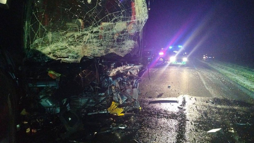 Tragedie pe R6: O mașină și un autocar s-au ciocnit frontal. Doi oameni au murit