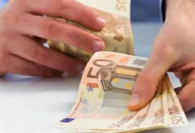Funcționar fiscal, acuzat că a primit bani pentru a influența un dosar
