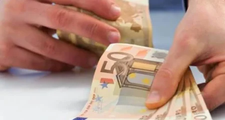 Funcționar fiscal, acuzat că a primit bani pentru a influența un dosar