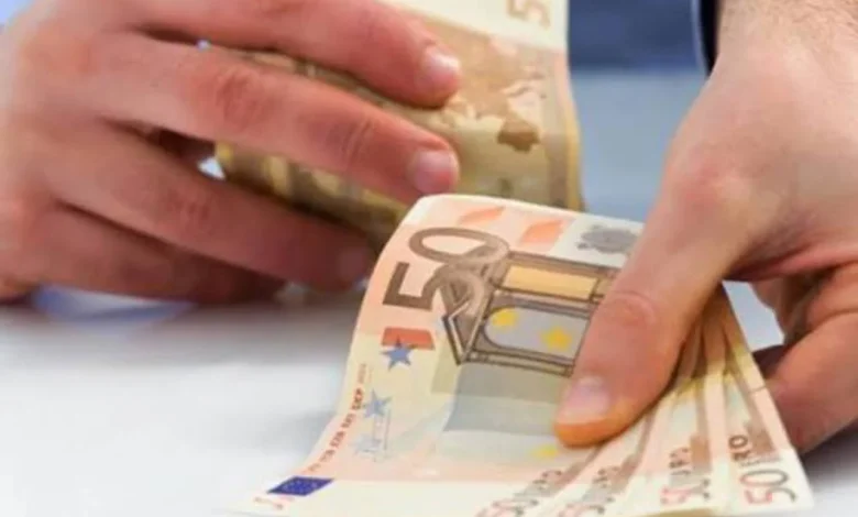 Funcționar fiscal, acuzat că a primit bani pentru a influența un dosar