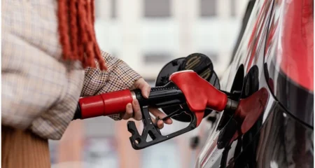 Motorina se ieftinește cu 41 de bani, benzina cu nouă bani de la 1 octombrie