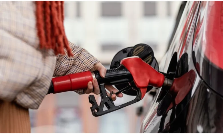Motorina se ieftinește cu 41 de bani, benzina cu nouă bani de la 1 octombrie