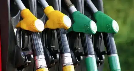 ANRE a anunțat noile prețuri: benzina scade cu 20 de bani, motorina crește