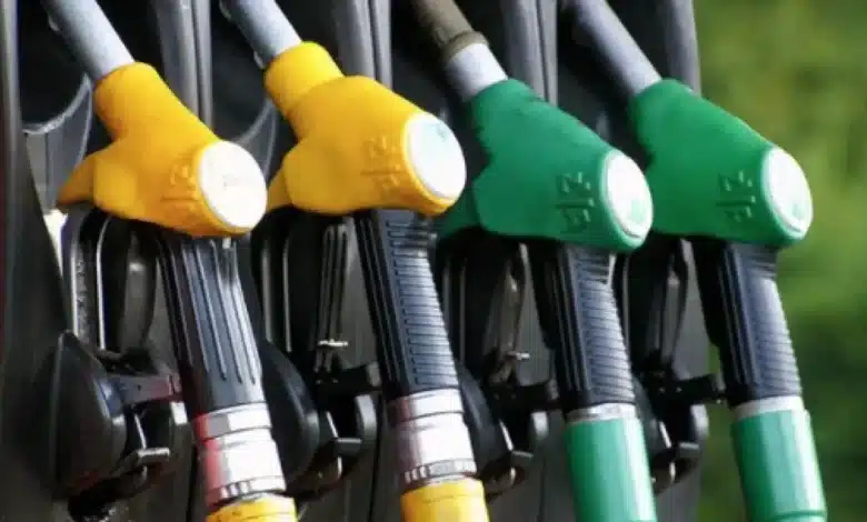 ANRE a anunțat noile prețuri: benzina scade cu 20 de bani, motorina crește