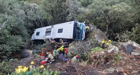 Autobuz prăbușit în Catalonia: patru răniți grav și zeci de persoane duse la spital