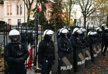 Cuțit, pistol cu gloanțe oarbe și legitimație „Securitate”: bărbat reținut la protestul din Varșovia