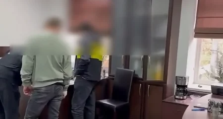 Escrocherie cu mașini din China: doi reținuți, contracte fictive, zeci de mii de euro