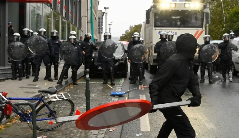 Gaze lacrimogene și tun de apă împotriva protestatarilor din zona Gării Centrale