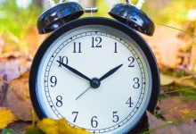 O oră în plus de somn: telefoanele se actualizează singure, ceasurile de perete nu
