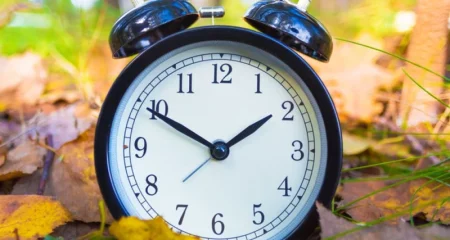 O oră în plus de somn: telefoanele se actualizează singure, ceasurile de perete nu