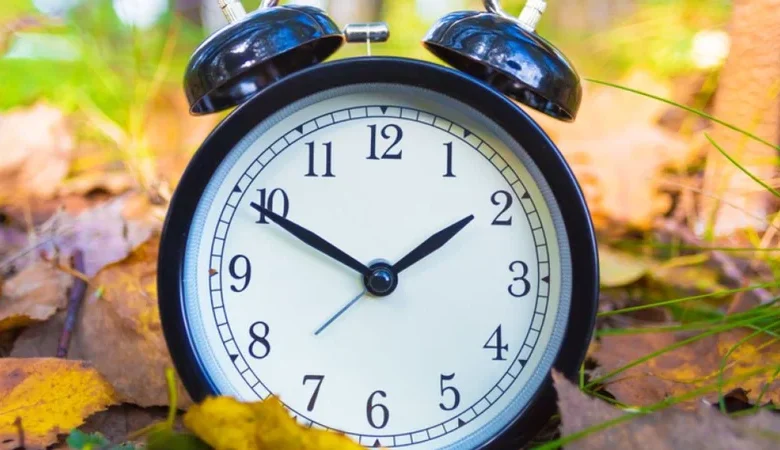 O oră în plus de somn: telefoanele se actualizează singure, ceasurile de perete nu