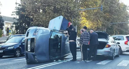 Patru mașini, o răsturnare și zero răniți: accidentul de lângă Președinție din Chișinău, explicat de poliție