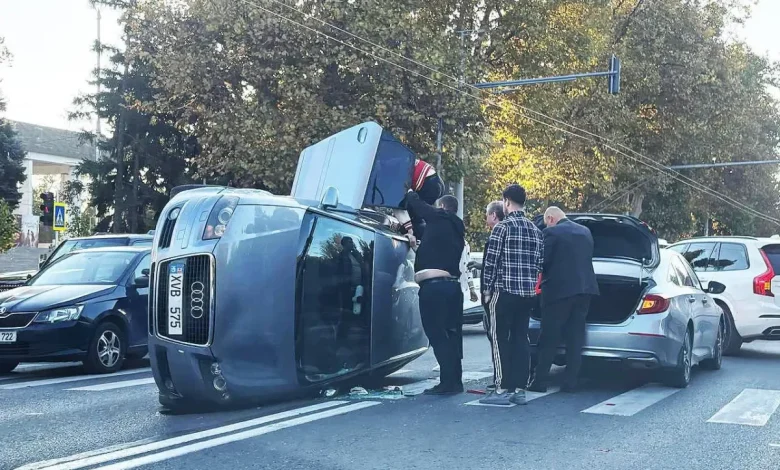 Patru mașini, o răsturnare și zero răniți: accidentul de lângă Președinție din Chișinău, explicat de poliție