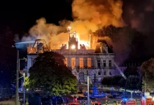 Protestatarii au incendiat primăria din Limoges, construită în 1883: acoperișul s-a prăbușit peste etaje