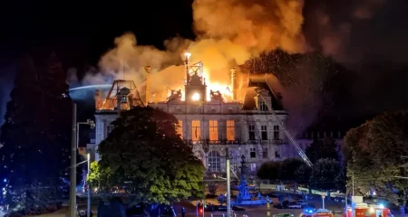 Protestatarii au incendiat primăria din Limoges, construită în 1883: acoperișul s-a prăbușit peste etaje
