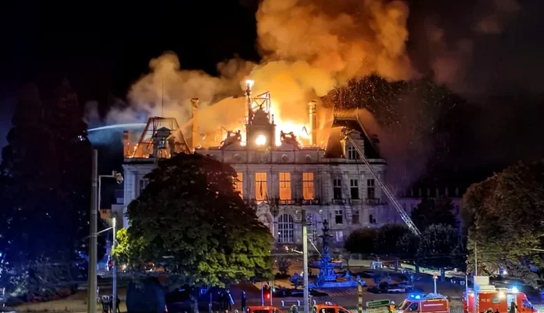 Protestatarii au incendiat primăria din Limoges, construită în 1883: acoperișul s-a prăbușit peste etaje