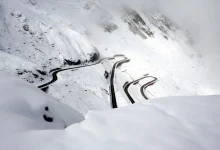Zăpadă semnificativă pe Transfăgărășan: drumarii recomandă anvelope și echipamente adecvate sezonului rece